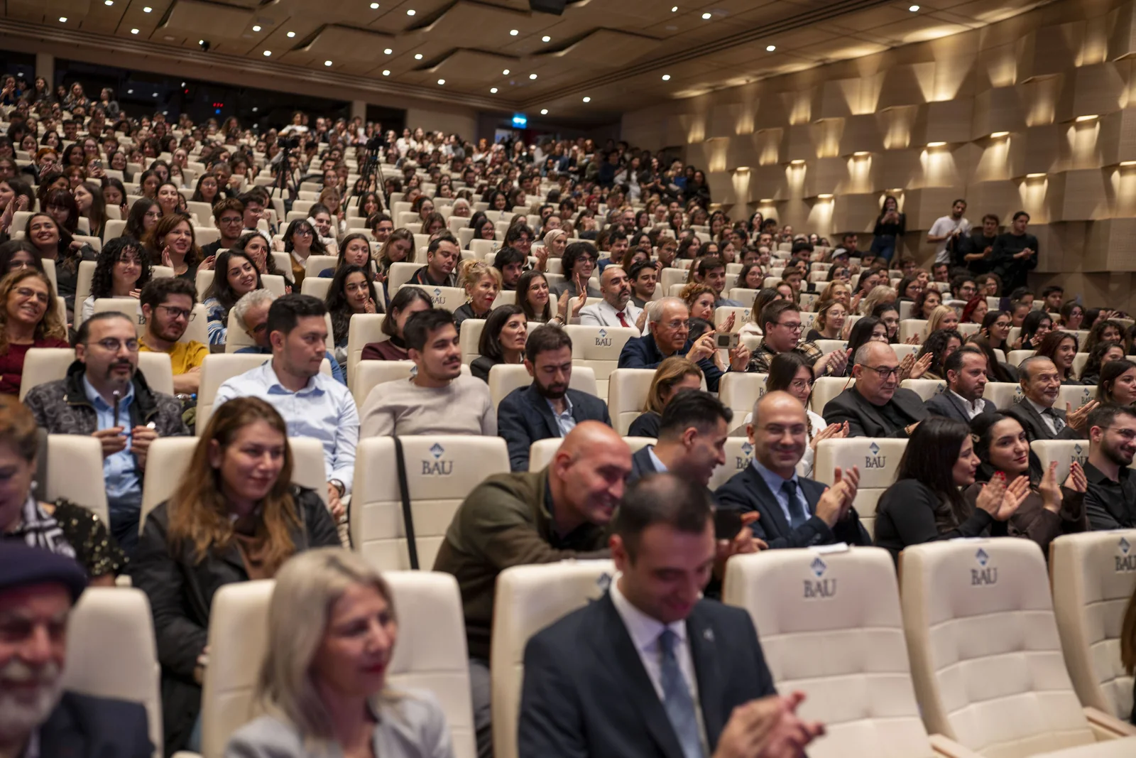 Programı izleyen öğrenciler ve davetliler