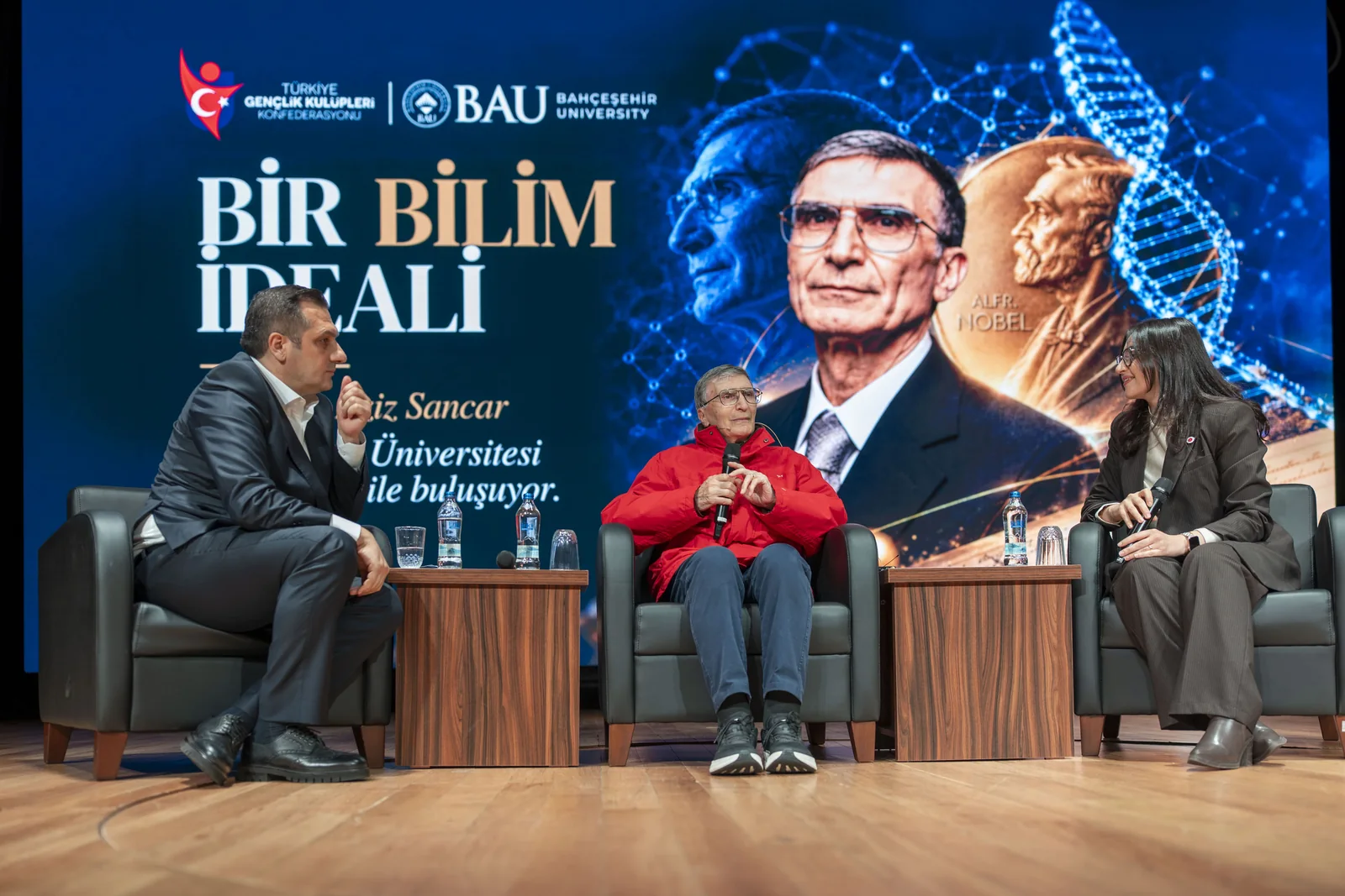 Sahnedeki oturum ve dev ekran