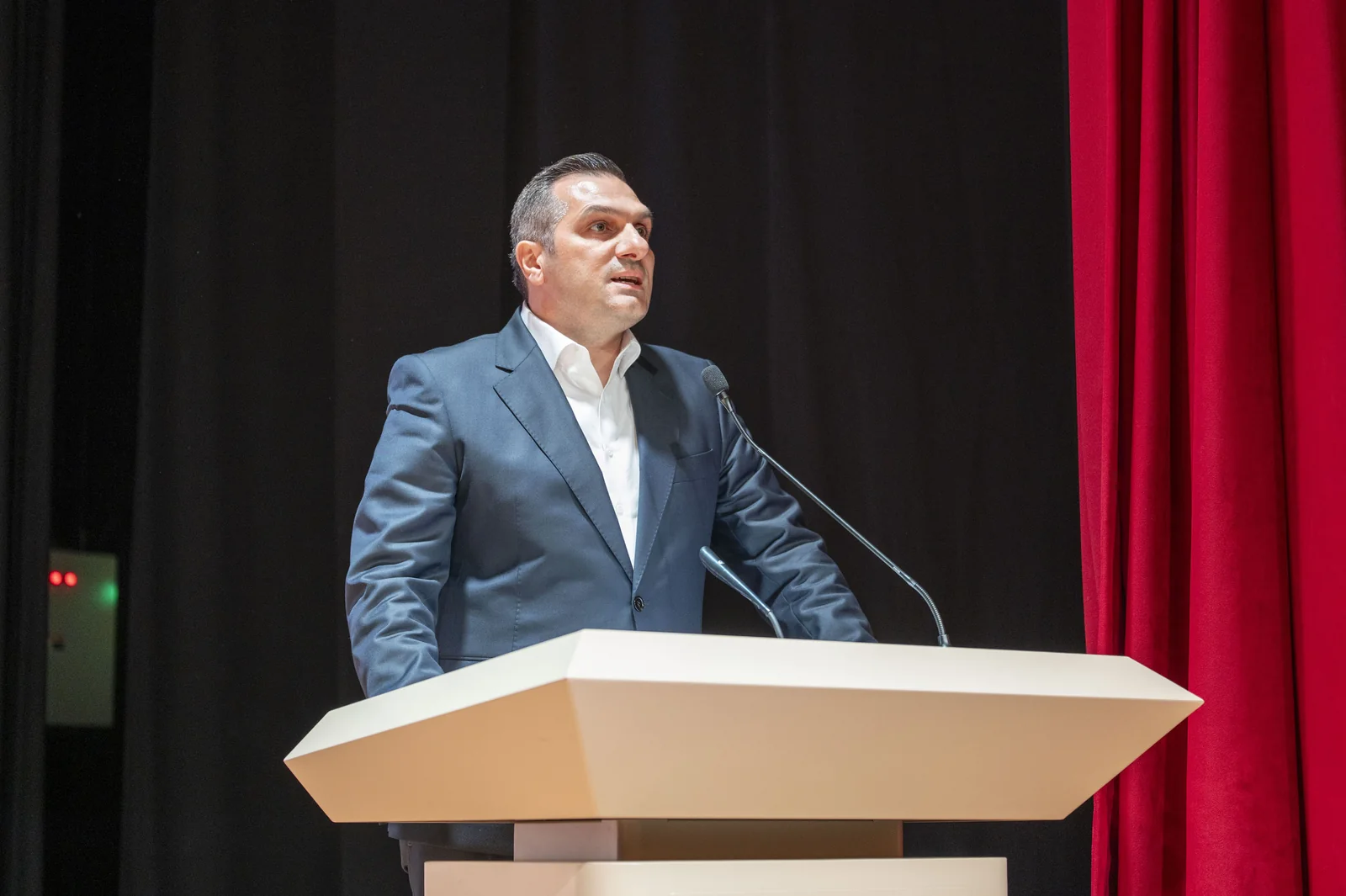Kürsüdeki konuşmacı