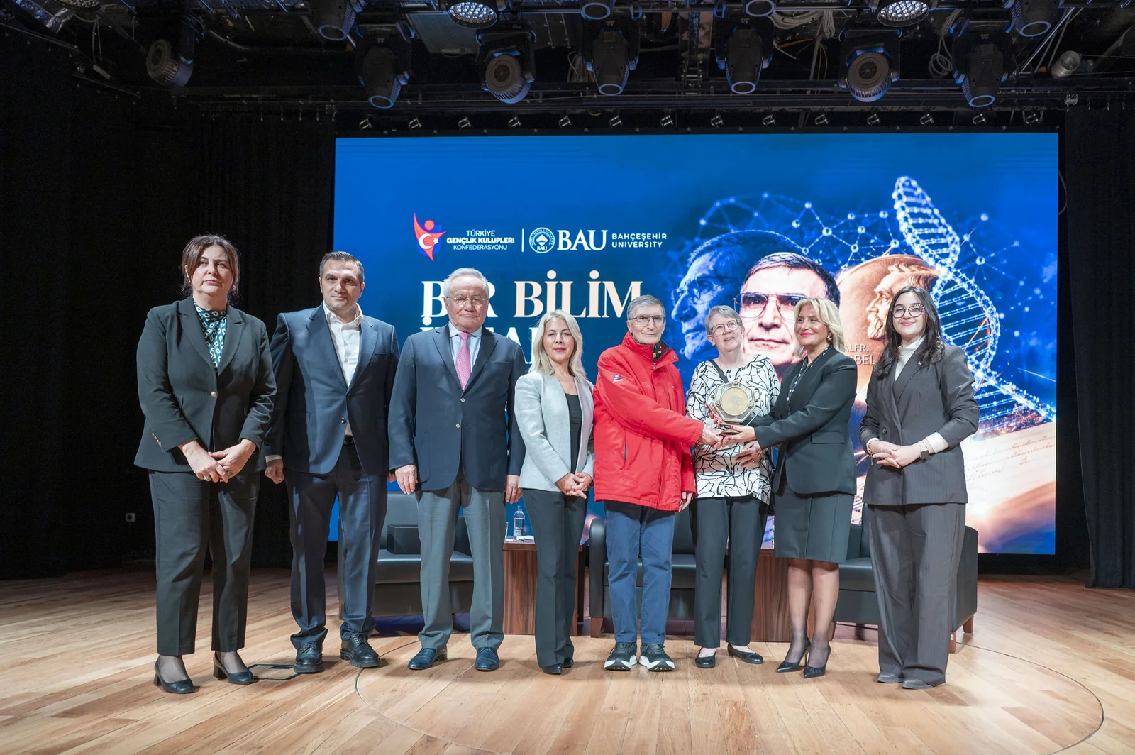 Program sonunda sahnede toplu fotoğraf
