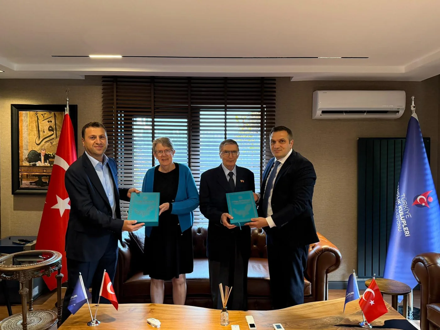 Aziz Sancar ve Gwen Sancar'a hediye takdimi
